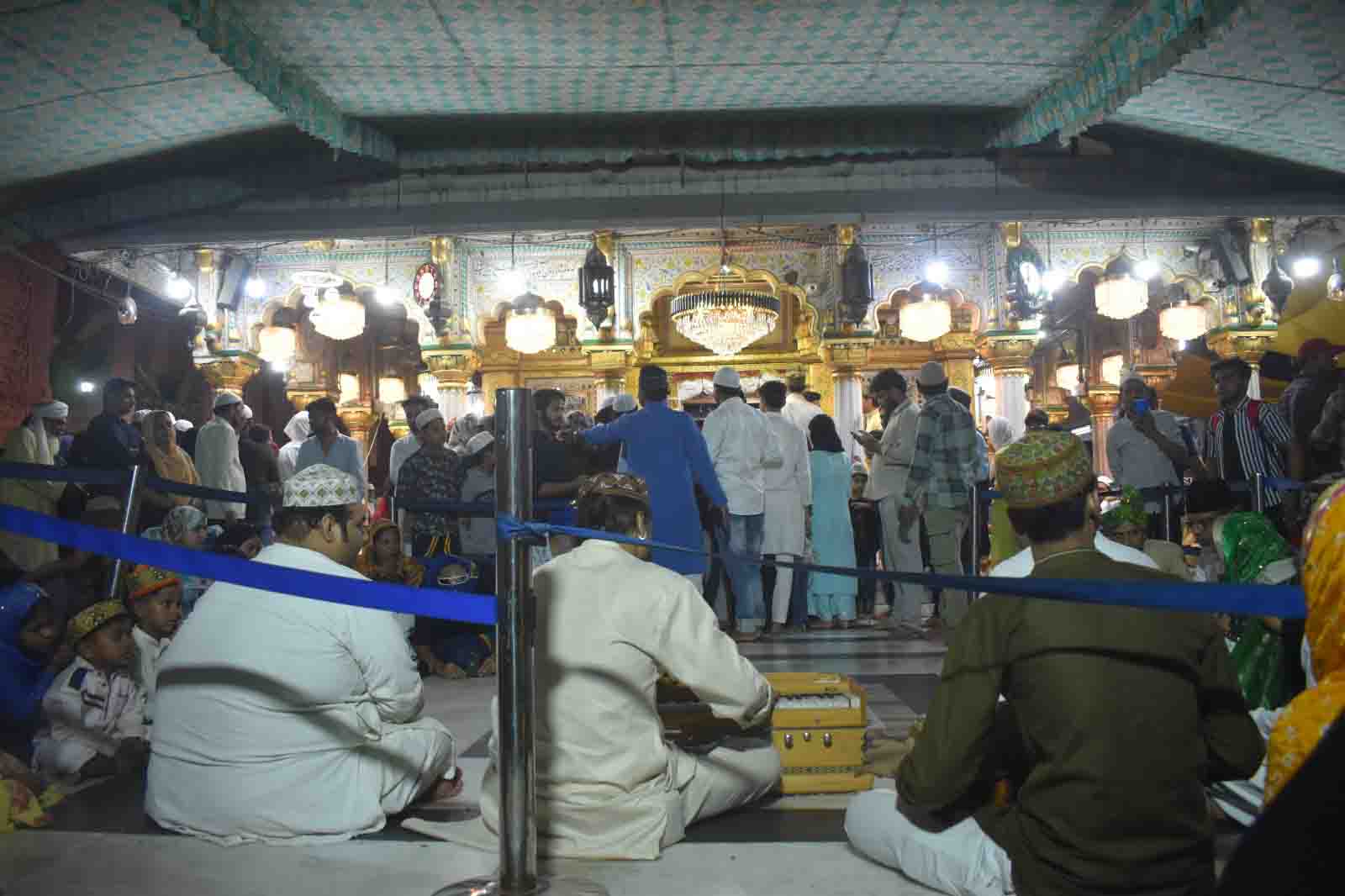 https://www.hindi.awazthevoice.in/upload/news/168528099302_Meet_the_family_that_has_been_hosting_Qawwali_gatherings_at_Nizamuddin_Dargah_for_75_years_3.jpg