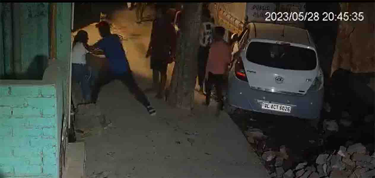 दिल्ली: प्रेमी ने नाबालिग लड़की को चाकुओं से गोदा