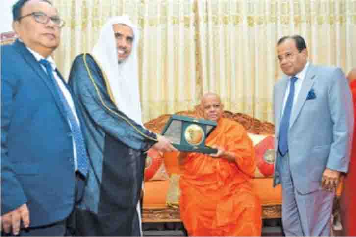 https://www.hindi.awazthevoice.in/upload/news/168855665812_Sri_Lanka_Dr_Mohammed_bin_Abdul_Karim_Issa's_role_in_reducing_tension_between_Sinhalese_and_Muslims_after_'Easter_Sunday'_2.jpg