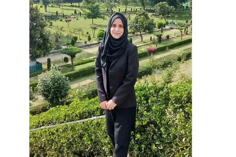 बडगाम की लड़की ने कश्मीर में प्रथम रैंक के साथ जिला मुकदमेबाजी अधिकारी परीक्षा उत्तीर्ण की
