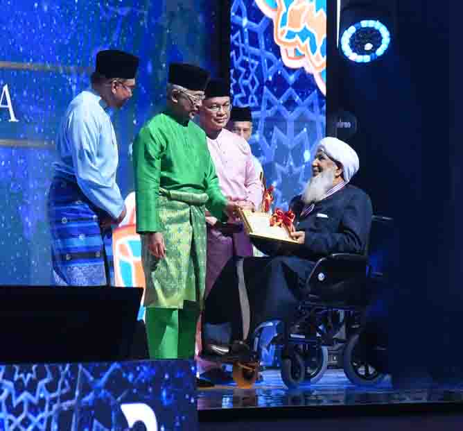 https://www.hindi.awazthevoice.in/upload/news/168984516601_Renowned_scholars_congratulated_Sheikh_Abubakar_for_the_Malaysian_Hijra_Award_3.jpg