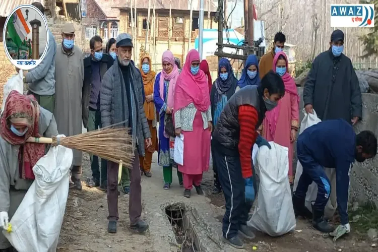 प्लास्टिक दो, सोना लो: सफाई मिशन पर जम्मू-कश्मीर के ग्राम प्रधान फारूक अहमद गनई