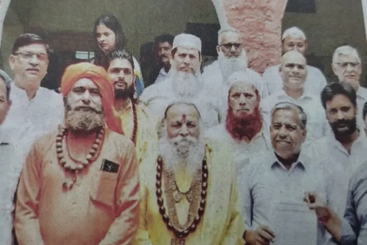 नूंह में बाकी है सौहार्द: मुस्लिम महिलाओं ने हिंदुओं को बचाने के लिए उठाई लाठियां, बच्चों की सुरक्षा में रातभर गुरुकुल के बाहर डटे रहे शौकत सरपंच