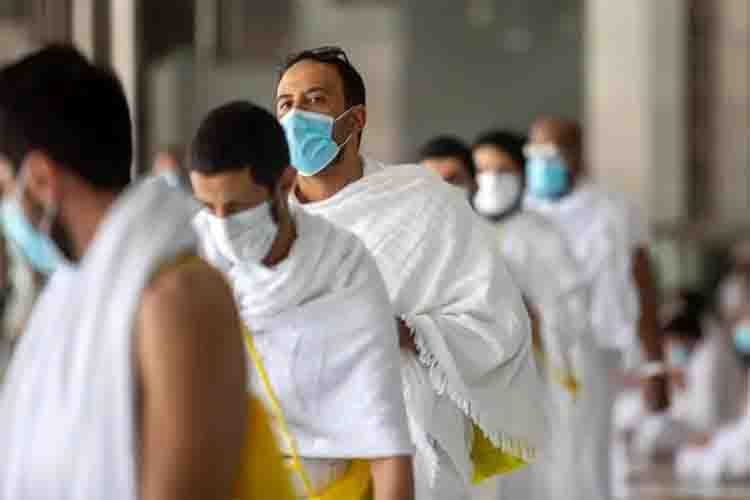 Umrah pilgrims wear face masks 