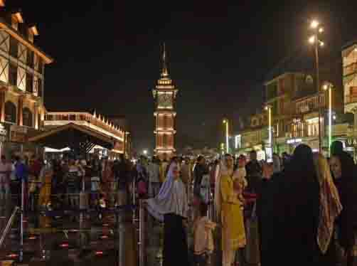 https://www.hindi.awazthevoice.in/upload/news/169331767511_With_restoration_of_peace_in_Srinagar,_nightlife_increased,_shikaras,_hotels_and_markets_buzzed_12.jpg