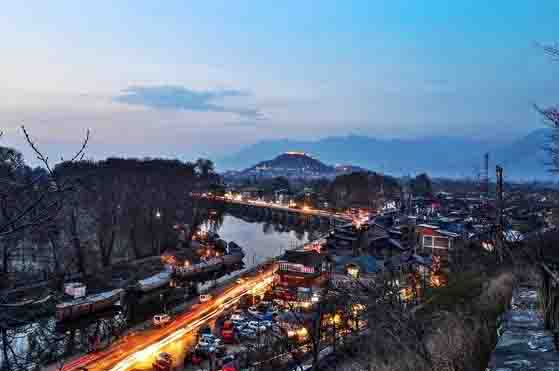 https://www.hindi.awazthevoice.in/upload/news/169331769511_With_restoration_of_peace_in_Srinagar,_nightlife_increased,_shikaras,_hotels_and_markets_buzzed_13.jpg