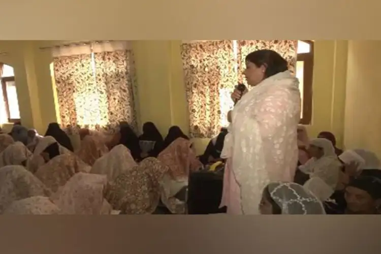 One hundred young women get married at mass marriage program in Kashmir
