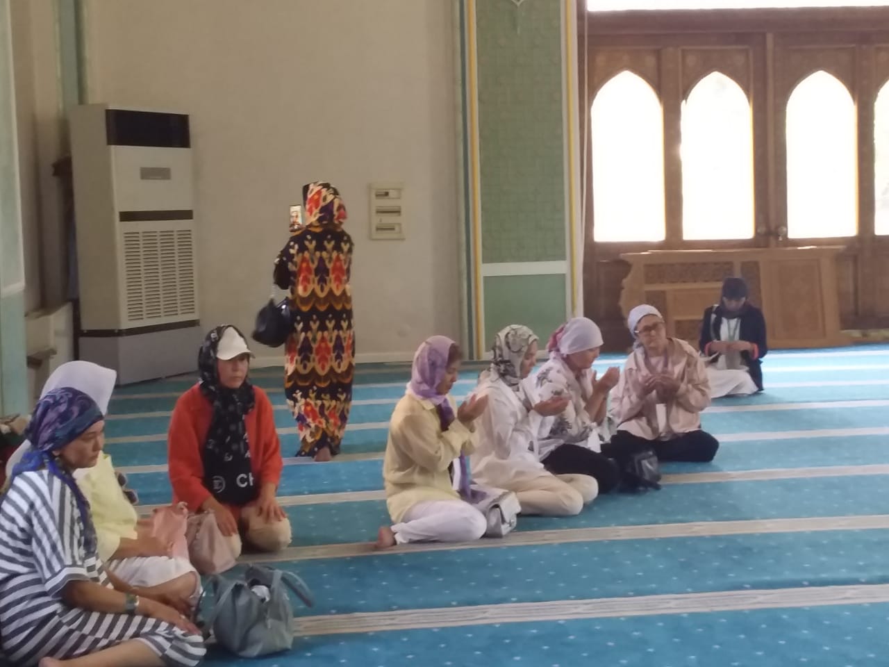 https://www.hindi.awazthevoice.in/upload/news/169478004607_Women_praying_in_Khazrati_Imam_Mosque,_Tashkent.jfif