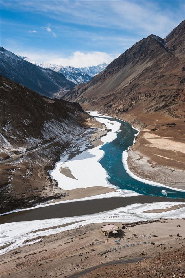 https://www.hindi.awazthevoice.in/upload/news/169520400502_Rethinking_Indus_Waters_Treaty_A_Critical_Review_for_a_Sustainable_Framework_4.jpg