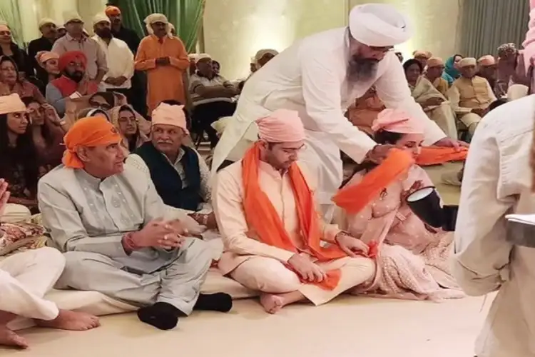 Parineeti-Raghav's photo taking blessings in Gurudwara goes viral