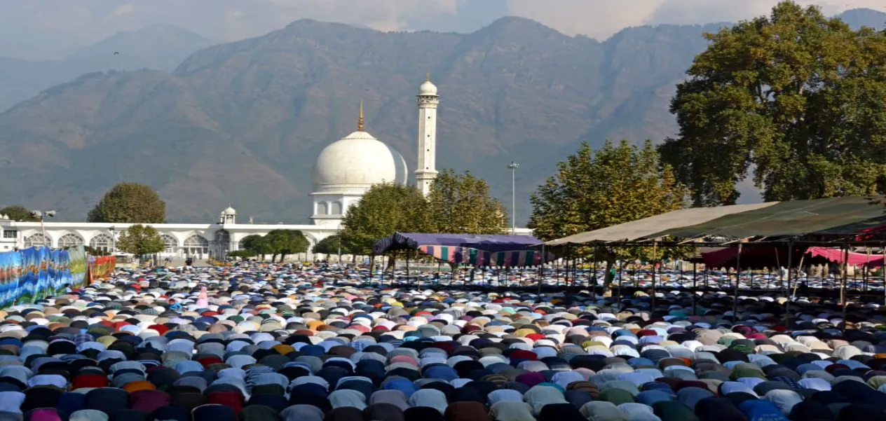 Srinagar: Crowd gathered at Hazratbal at night on Eid-e-Milad-un-Nabi. Darshan of Moo-e-Mubarak will be done five times today.