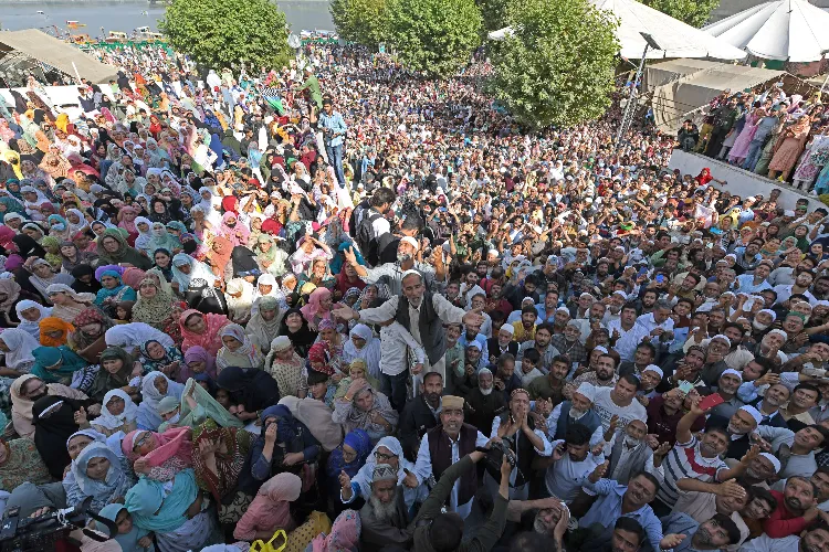 https://www.hindi.awazthevoice.in/upload/news/169599218811_Men_and_Women_devotees_pray_at_Hazratbal_shrine,_Srinagar.webp