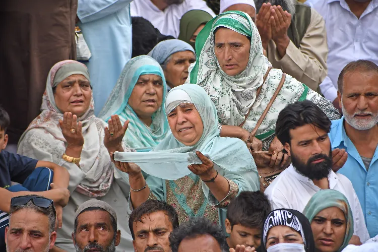 https://www.hindi.awazthevoice.in/upload/news/169599220411_Women_praying_at_the_Hazratbal_shrine.webp
