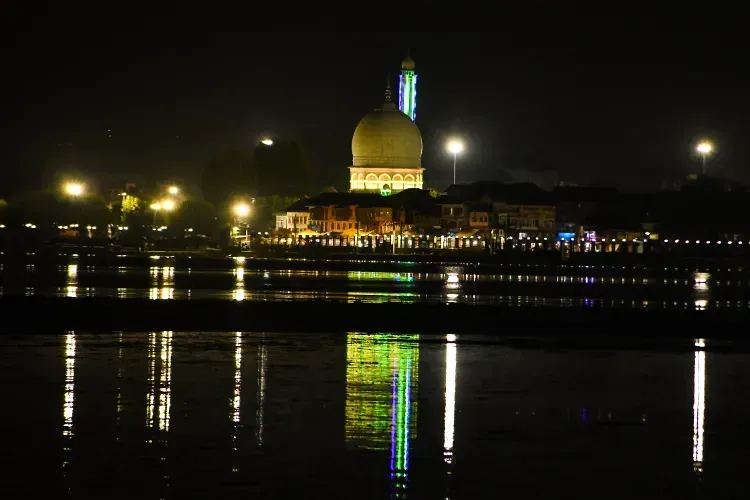 https://www.hindi.awazthevoice.in/upload/news/169599221911_Hazratbal_shrine_on_the_occasion_of_Ed_Milad_un_Nabi.webp