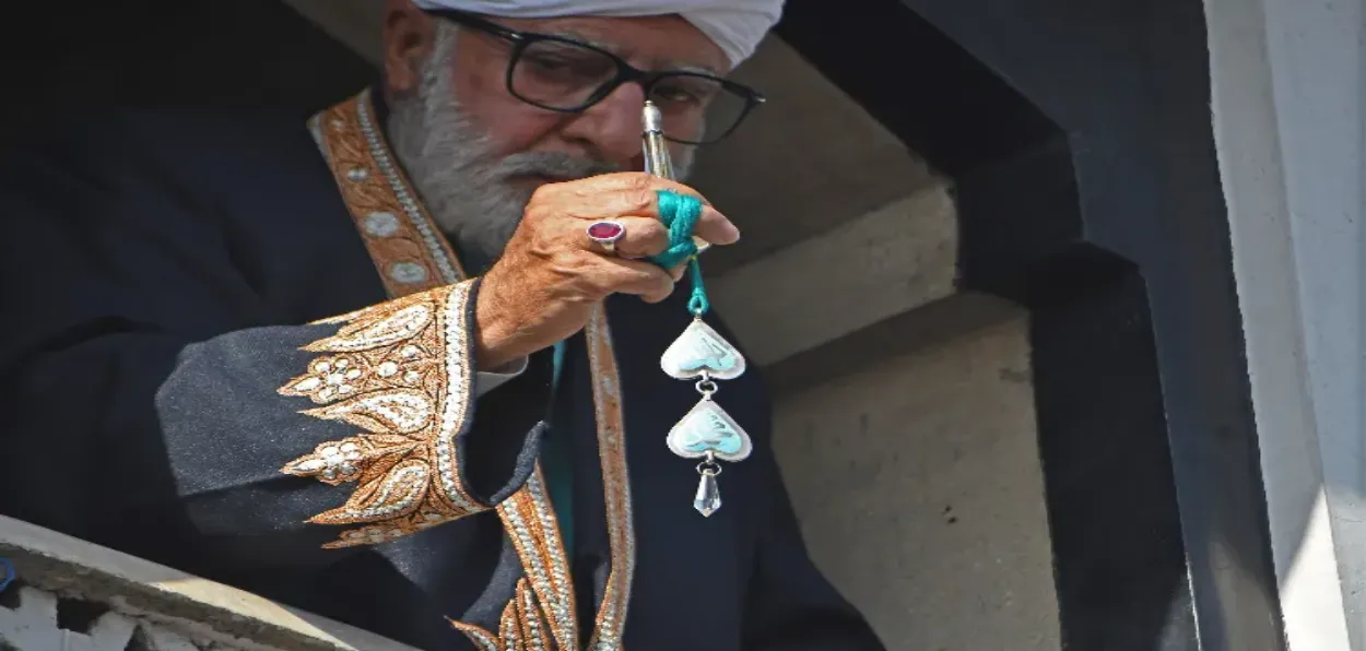 Mutawalli displaying holy relics (Moo-e-Mubarak) at Hazratbal Dargah