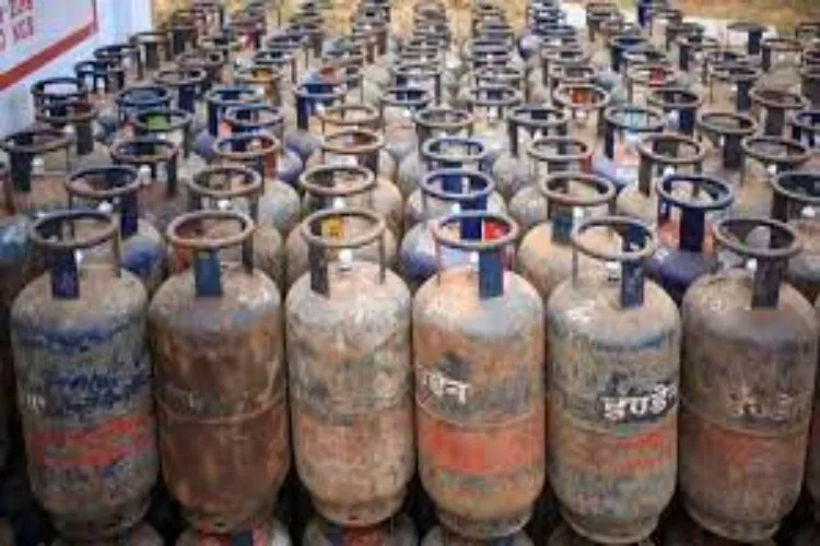 Shock to consumers: Commercial LPG cylinder becomes costlier by Rs 209