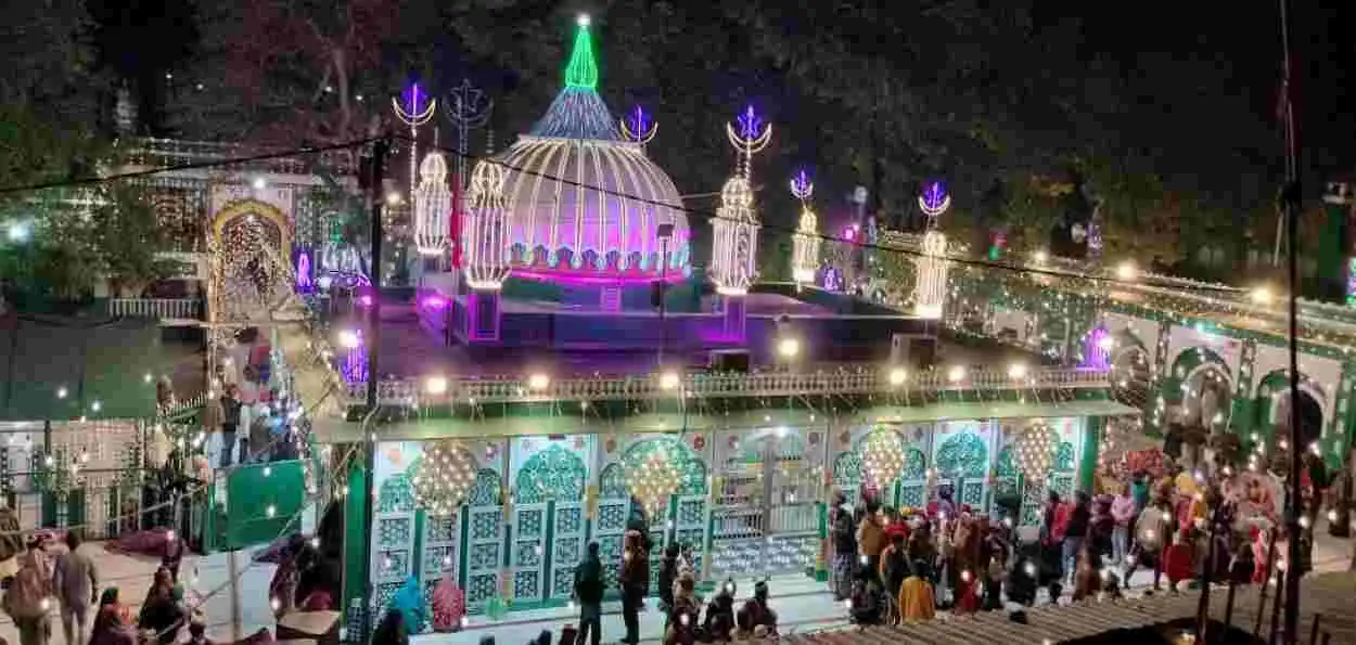 https://www.hindi.awazthevoice.in/upload/news/169624025408_Urs_Kaliyar_Sharif_Pakistani_pilgrims_receive_gifts_of_Ganga_water,_Bhagavad_Gita_and_Rudraksh_for_Hindus_across_the_border_2.webp