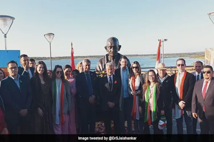 Foreign Minister Jaishankar unveiled the statue of Mahatma Gandhi in Vietnam
