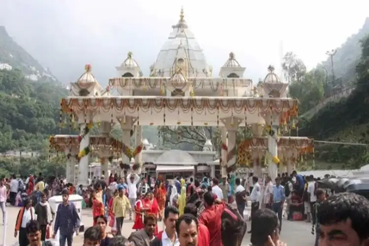 J-K: Devotees throng Shri Vaishno Devi temple in Katra on last day of Navratri
