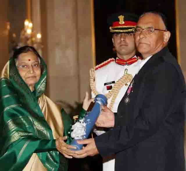https://www.hindi.awazthevoice.in/upload/news/169953344813_Ghulam_Mohammad_Mir_alias_Moma_Kanna_Eliminated_militancy,_caught_Harkat_chief,_lost_three_family_members_1.jpg