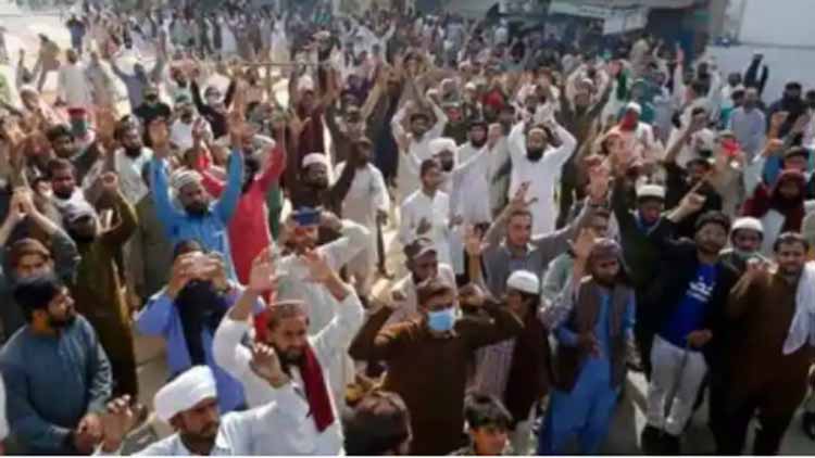 पाकिस्तान में प्रदर्शनकारियों ने प्रमुख शहरों की सड़कों पर कब्जा किया