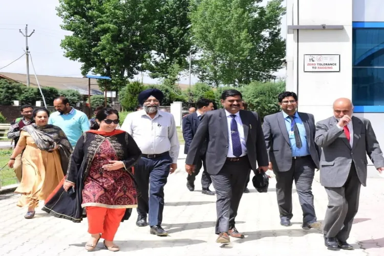https://www.hindi.awazthevoice.in/upload/news/170065617404_Dil_Afroz_Qazi_Who_established_the_first_private_engineering_college_in_Jammu_and_Kashmir_2.webp
