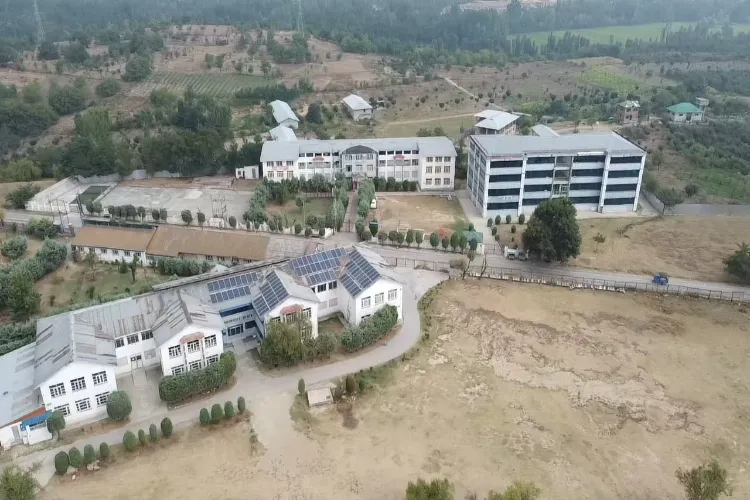 https://www.hindi.awazthevoice.in/upload/news/170065619704_Dil_Afroz_Qazi_Who_established_the_first_private_engineering_college_in_Jammu_and_Kashmir_3.webp