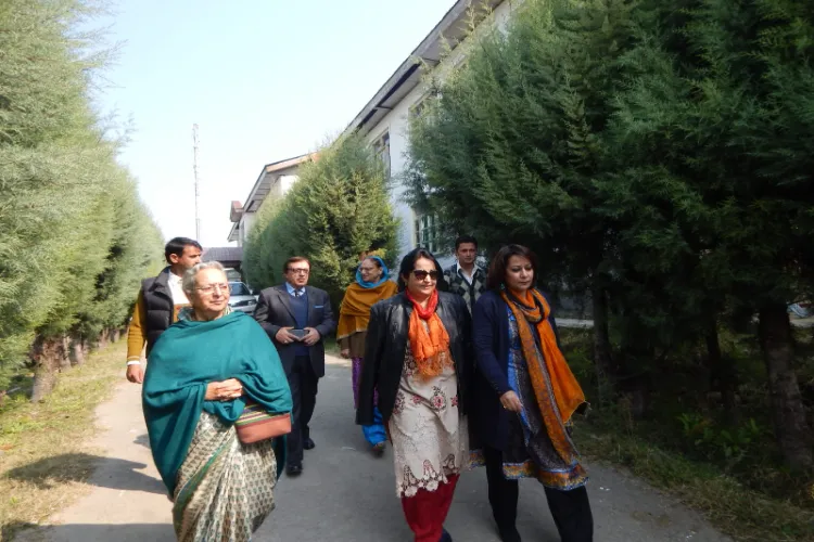 https://www.hindi.awazthevoice.in/upload/news/170065622004_Dil_Afroz_Qazi_Who_established_the_first_private_engineering_college_in_Jammu_and_Kashmir_4.webp