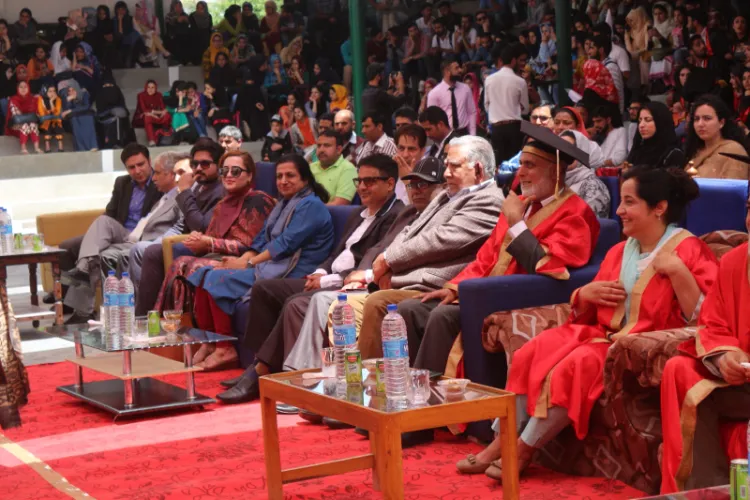 https://www.hindi.awazthevoice.in/upload/news/170065624604_Dil_Afroz_Qazi_Who_established_the_first_private_engineering_college_in_Jammu_and_Kashmir_5.webp