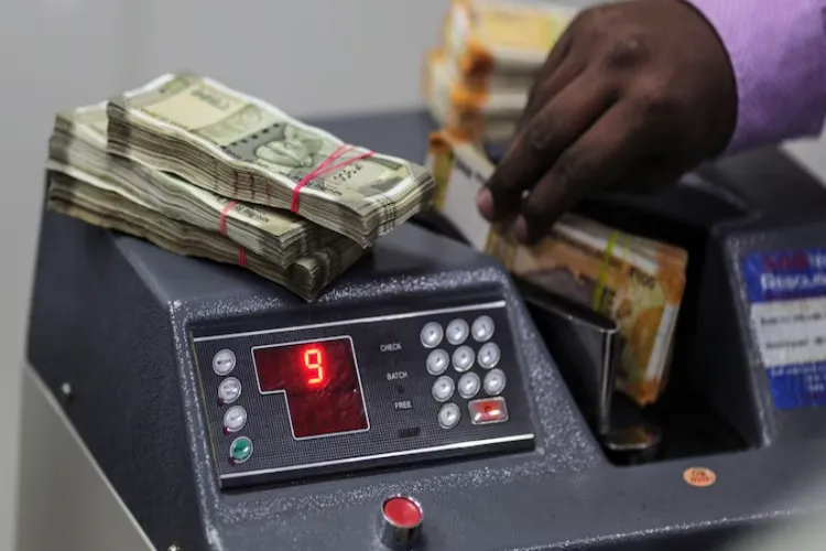 Rupee strengthened due to more foreign funds coming into stocks