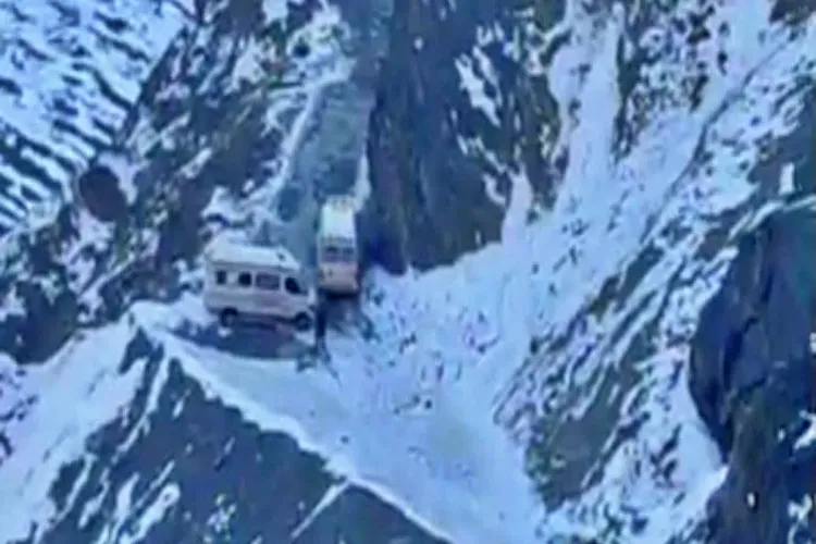 5 killed after vehicle falls into ditch at Zojila Pass