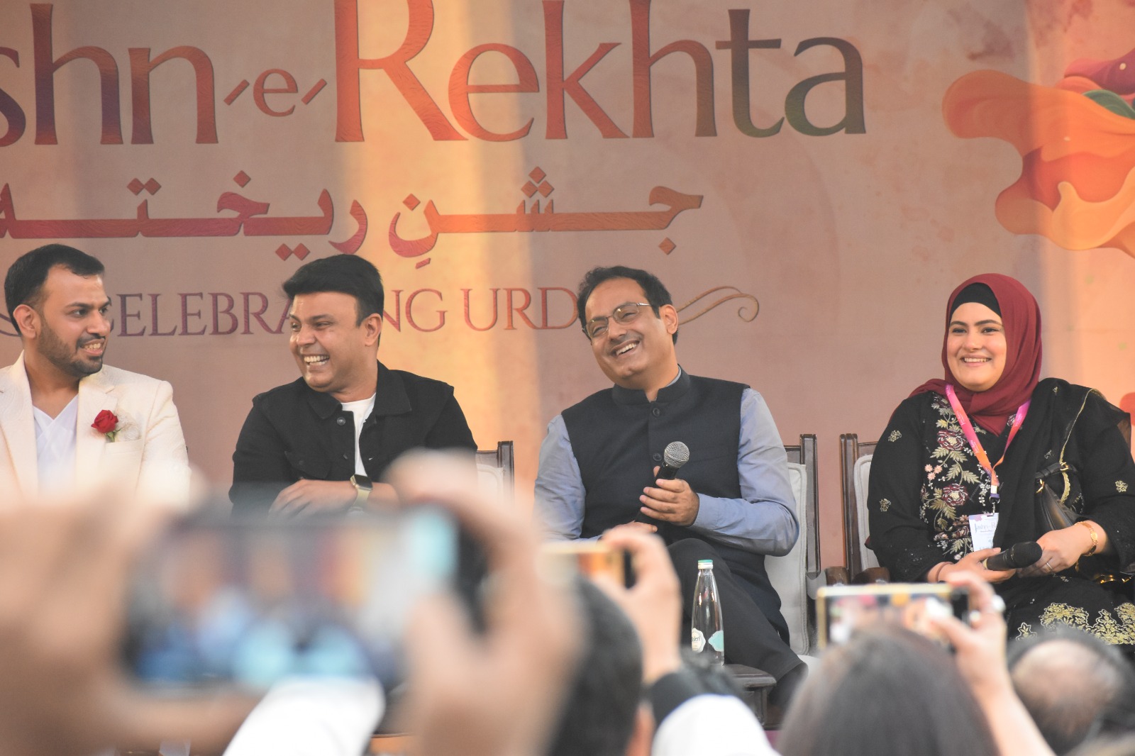 https://www.hindi.awazthevoice.in/upload/news/170222204917_Vikas_Divyakirti_in_Jashn-e-Rekhta_2.jpg