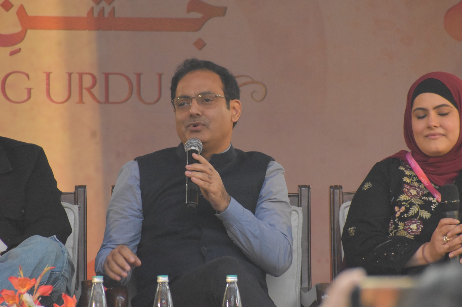 https://www.hindi.awazthevoice.in/upload/news/170222208117_Vikas_Divyakirti_in_Jashn-e-Rekhta_4.jpg