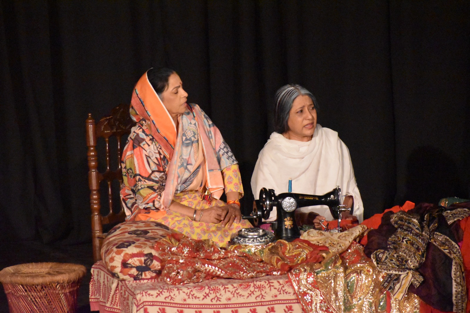 https://www.hindi.awazthevoice.in/upload/news/170350728521_An_attempt_to_make_the_society_aware_through_the_theatrical_adaptation_of_Ismat_Chughtai's_‘Chauthi_Ka_Joda’_2.jpg