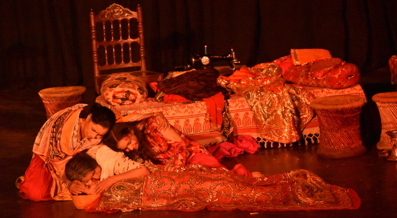 https://www.hindi.awazthevoice.in/upload/news/170350735121_An_attempt_to_make_the_society_aware_through_the_theatrical_adaptation_of_Ismat_Chughtai's_‘Chauthi_Ka_Joda’_5.jpg