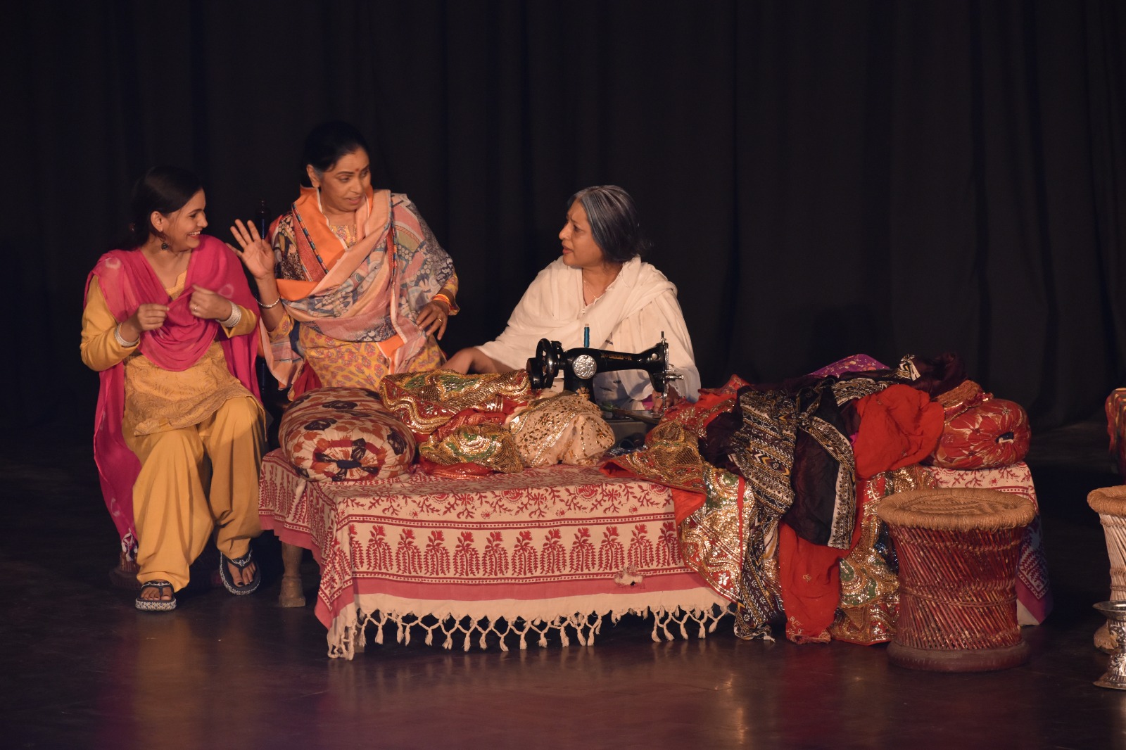https://www.hindi.awazthevoice.in/upload/news/170350737221_An_attempt_to_make_the_society_aware_through_the_theatrical_adaptation_of_Ismat_Chughtai's_‘Chauthi_Ka_Joda’_4.jpg