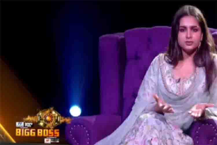  Ayesha Khan  