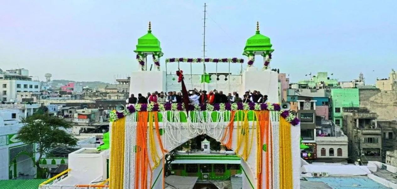 The flag made by Omprakash's family was hoisted at the Dargah of Khwaja Garib Nawaz.