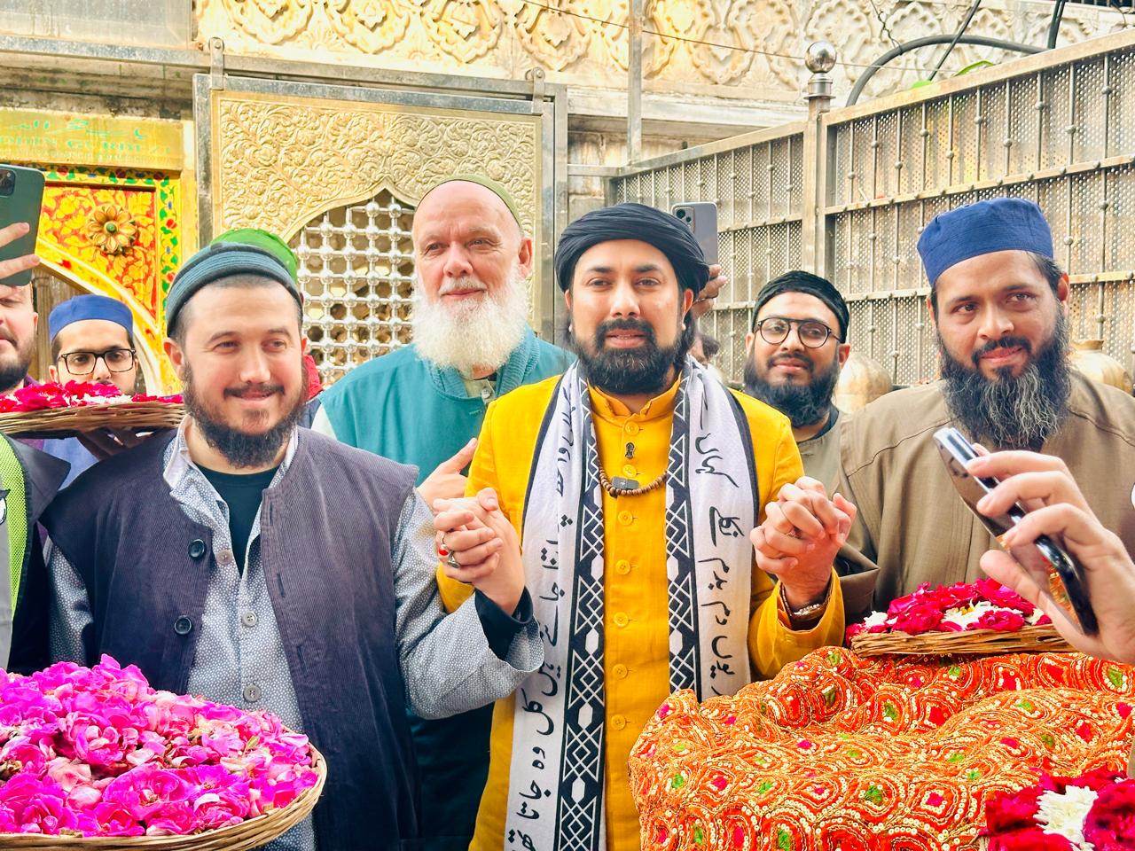 https://www.hindi.awazthevoice.in/upload/news/170618624311_Sufi_seekers_from_all_over_the_world_reached_Ajmer_Dargah,_hosted_by_Haji_Syed_Salman_Chishti_2.jpg
