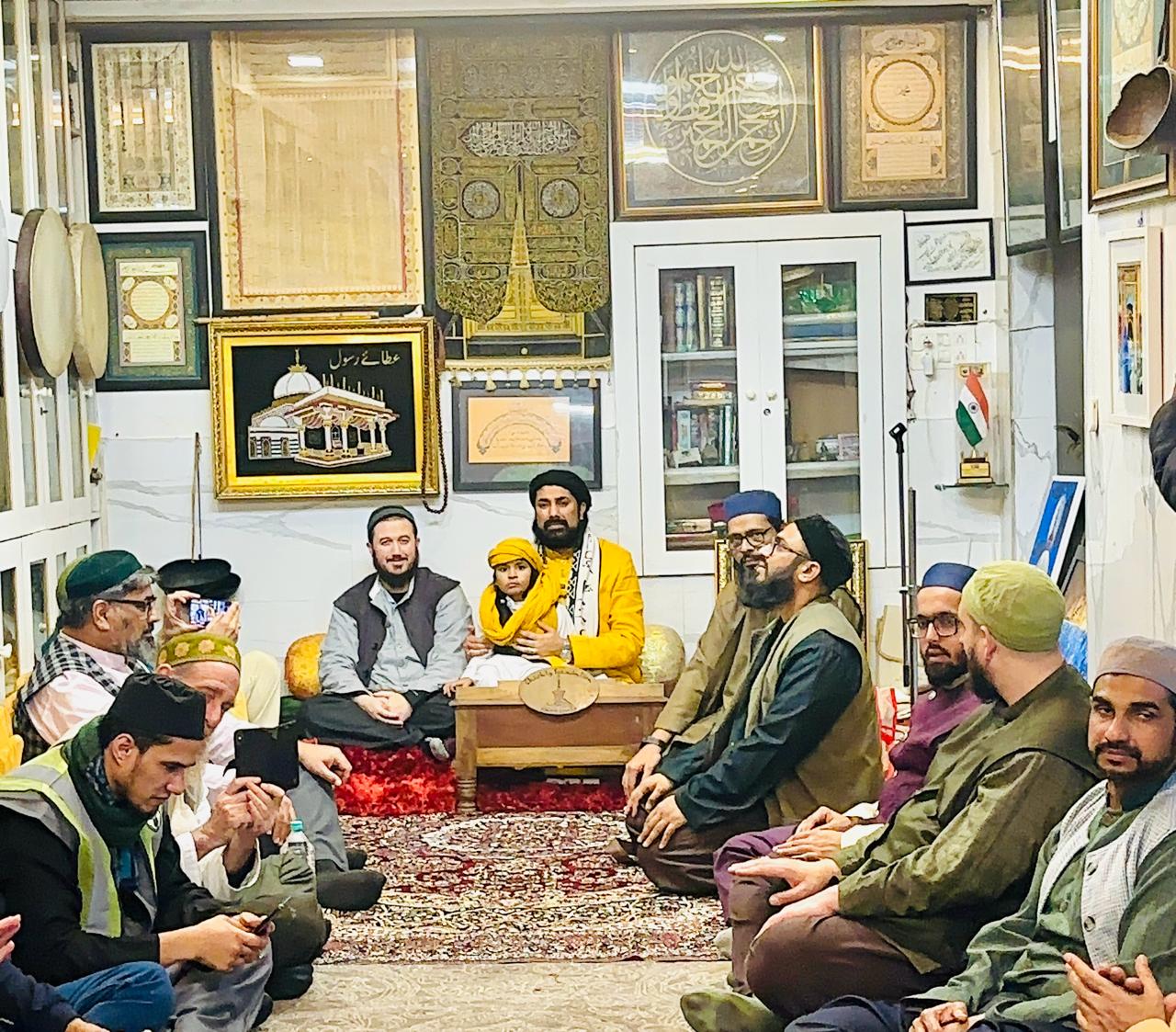 https://www.hindi.awazthevoice.in/upload/news/170618632011_Sufi_seekers_from_all_over_the_world_reached_Ajmer_Dargah,_hosted_by_Haji_Syed_Salman_Chishti_6.jpg