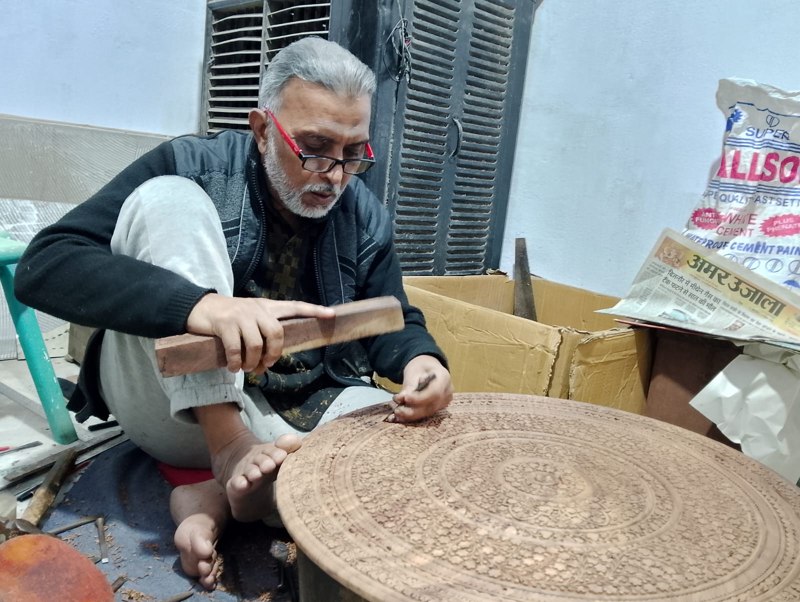 https://www.hindi.awazthevoice.in/upload/news/170756688323_Hunarbaaz_Mohammad_Dilshad_became_awardee_Nakkash_after_being_beaten_by_his_father_2.jpg