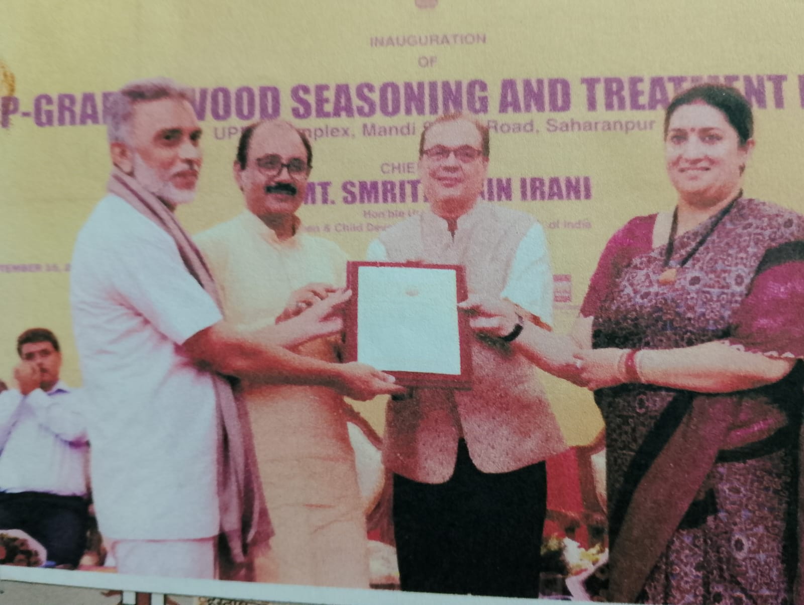 https://www.hindi.awazthevoice.in/upload/news/170756696623_Hunarbaaz_Mohammad_Dilshad_became_awardee_Nakkash_after_being_beaten_by_his_father_6.jpg