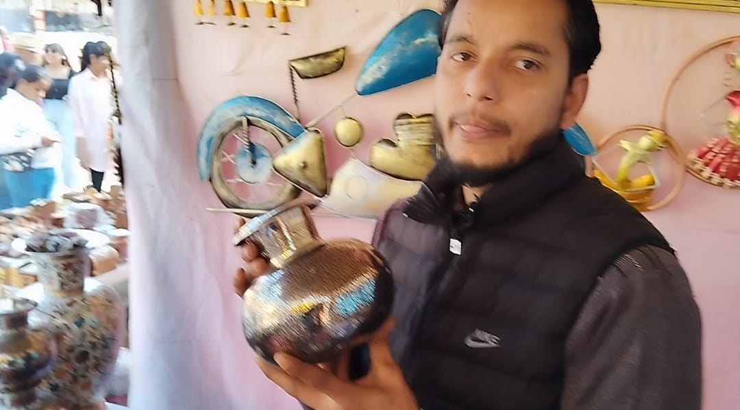 https://www.hindi.awazthevoice.in/upload/news/170756839124_Hunarbaaz_When_PM_Modi_fell_in_love_with_Dilshad_Hussain's_urn,_bought_it_and_presented_it_to_the_German_Chancellor_2.jpg