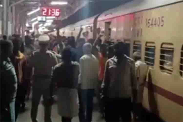 Karnataka man arrested for threatening to burn train returning from Ayodhya