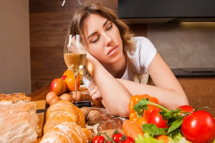 Which foods should be avoided before going to bed?
