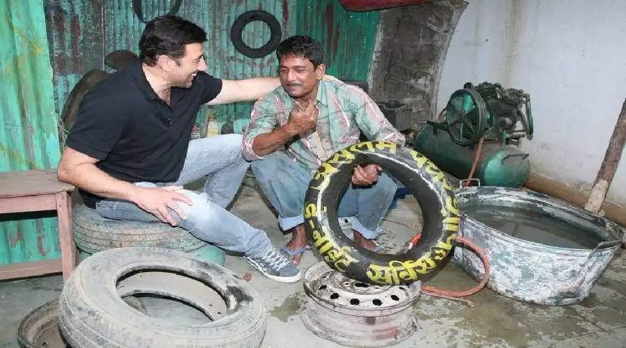 https://www.hindi.awazthevoice.in/upload/news/170999403615_Adil_Hussain_with_Sunny_Deol.webp