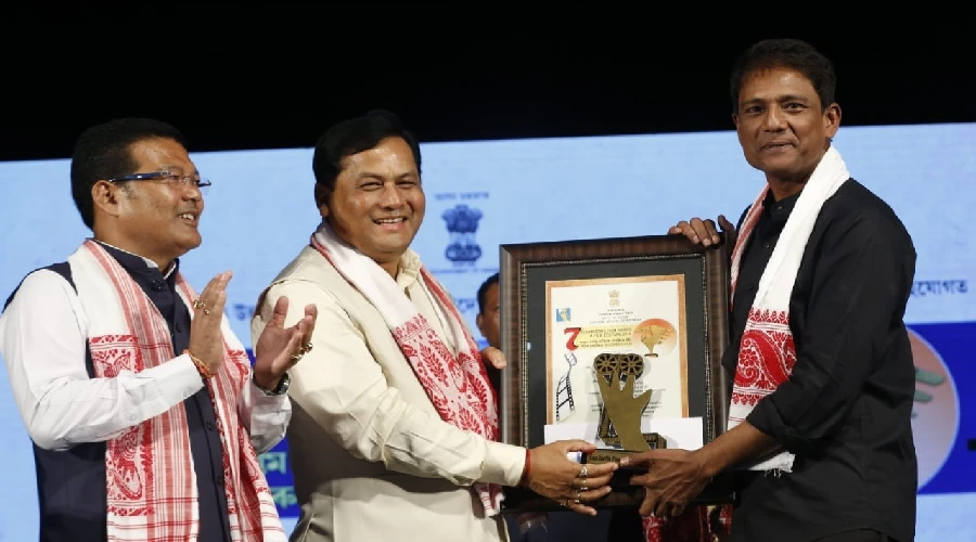 https://www.hindi.awazthevoice.in/upload/news/170999411415_Adil_HUssain_while_receiving_an_award_from_former_Assam_CM_Sarbananda_Sonowal.webp