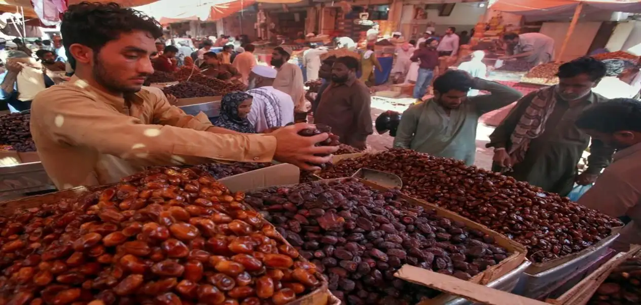 How many dates do people around the world eat during Ramadan?