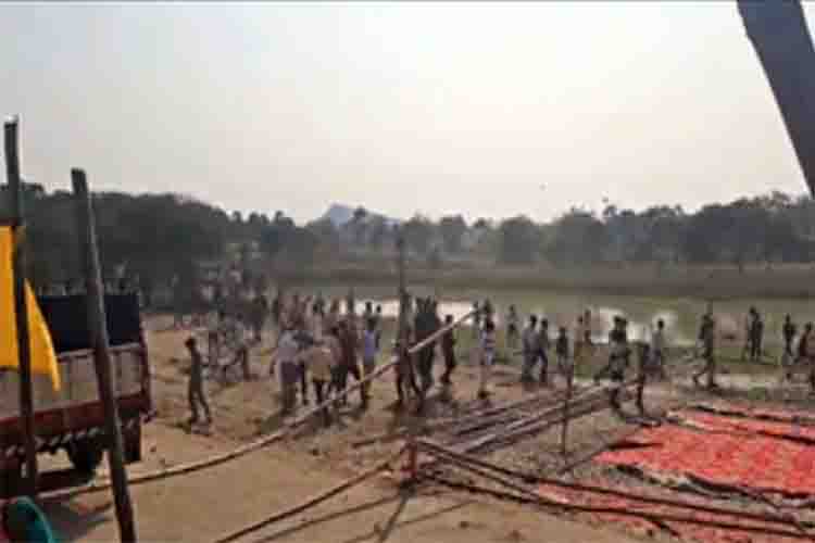 Stone pelting at RJD's Holi meet in Chatra, two policemen injured