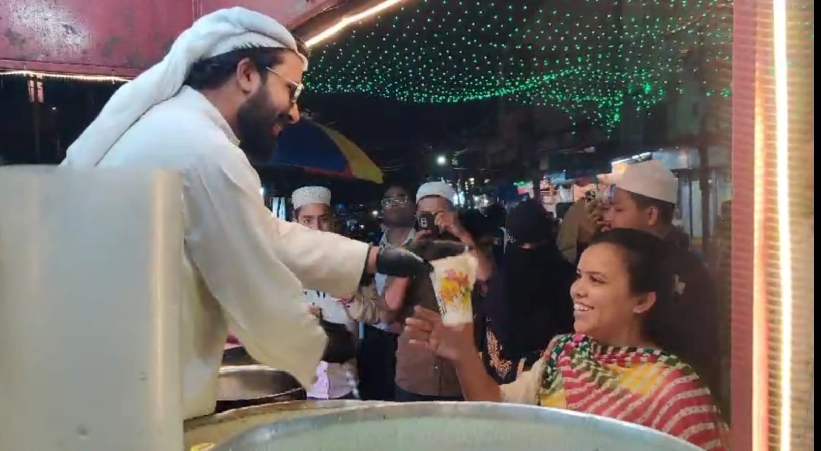 https://www.hindi.awazthevoice.in/upload/news/171118944009_Range-Ramadan_Crowd_of_youth_gathered_in_Jama_Masjid_for_sherbate_and_love_2.jpg